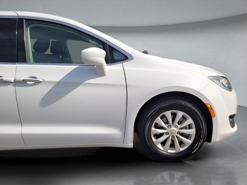 Used 2019 Chrysler Pacifica Touring Plus image 34