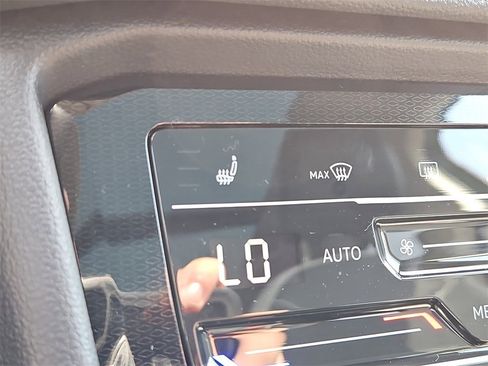 New 2025 Volkswagen Taos SE image 11