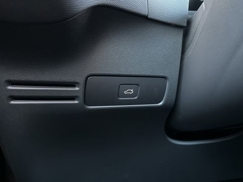 Certified 2025 Volvo XC40 B5 Plus image 31