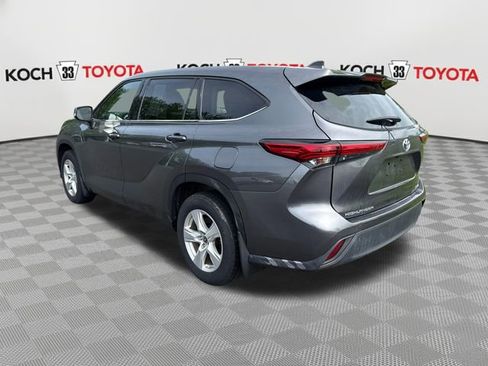 Used 2022 Toyota Highlander LE AWD/4WD image 6