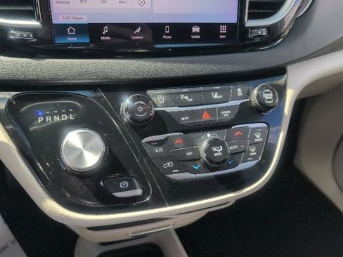 Used 2023 Chrysler Pacifica Touring-L FWD image 31