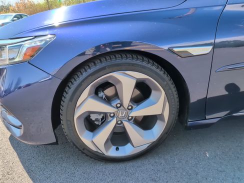 Used 2018 Honda Accord Touring image 9