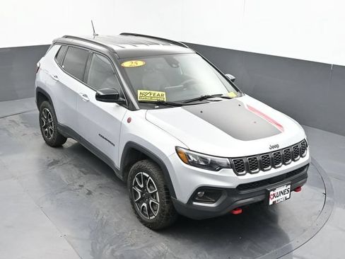 Used 2025 Jeep Compass Trailhawk AWD/4WD image 37