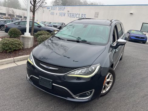 Used 2020 Chrysler Pacifica Limited image 3