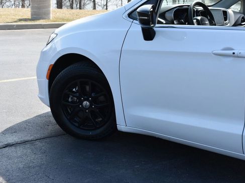 Used 2024 Chrysler Pacifica Touring-L image 9