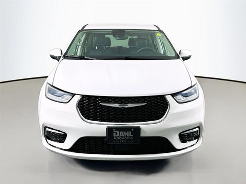 Used 2023 Chrysler Pacifica Touring-L FWD image 3