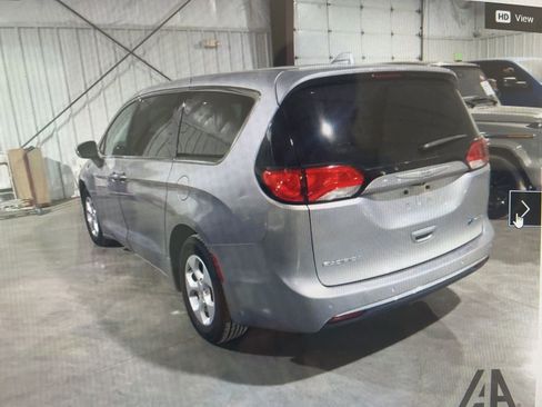 Used 2018 Chrysler Pacifica Touring Plus image 4