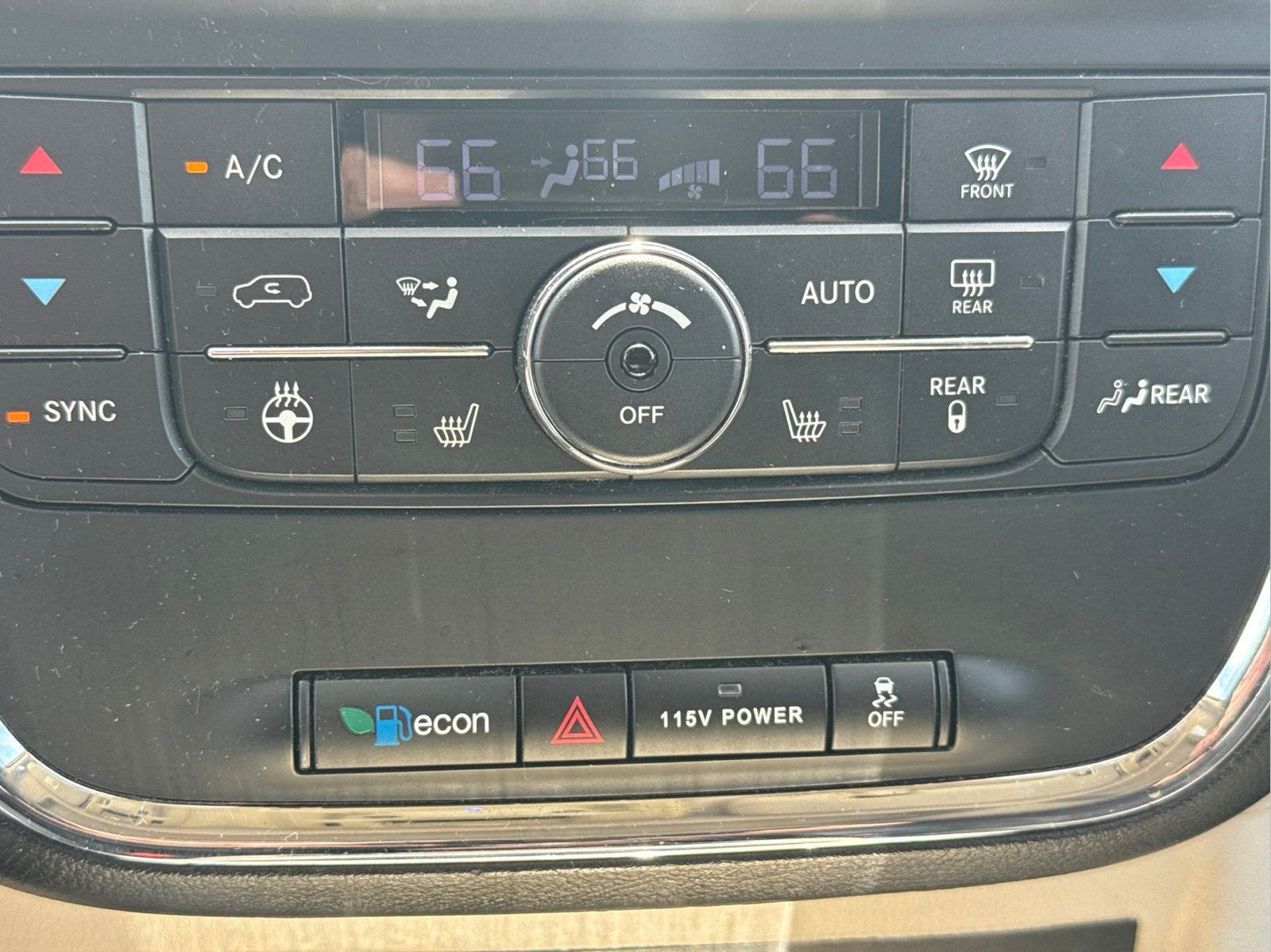 Certified 2016 Chrysler Town & Country Limited FWD image 27