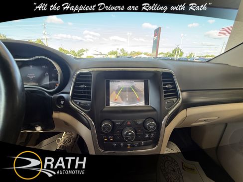 Used 2021 Jeep Grand Cherokee Laredo AWD/4WD image 16