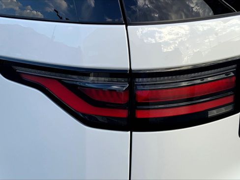 Used 2024 Land Rover Discovery Metropolitan Edition image 27