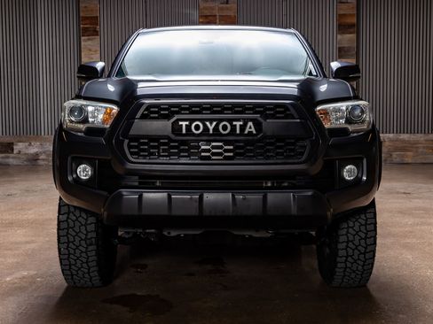Used 2019 Toyota Tacoma TRD Off-Road image 2