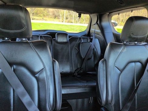 Used 2021 Chrysler Pacifica Touring-L w/ Uconnect Theater Family Group image 8
