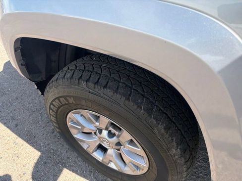 Used 2017 Toyota Tacoma SR5 w/ Tow Package RWD image 11