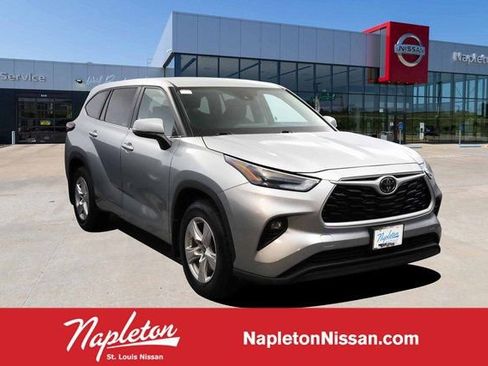 Used 2024 Toyota Highlander LE image 1