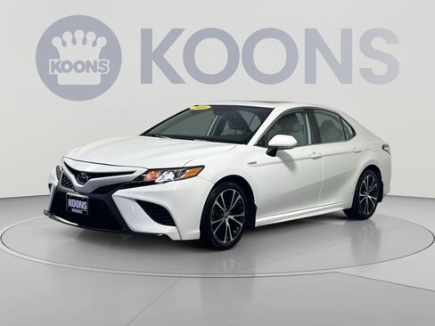 Used 2020 Toyota Camry SE w/ Sunroof Package FWD image 1