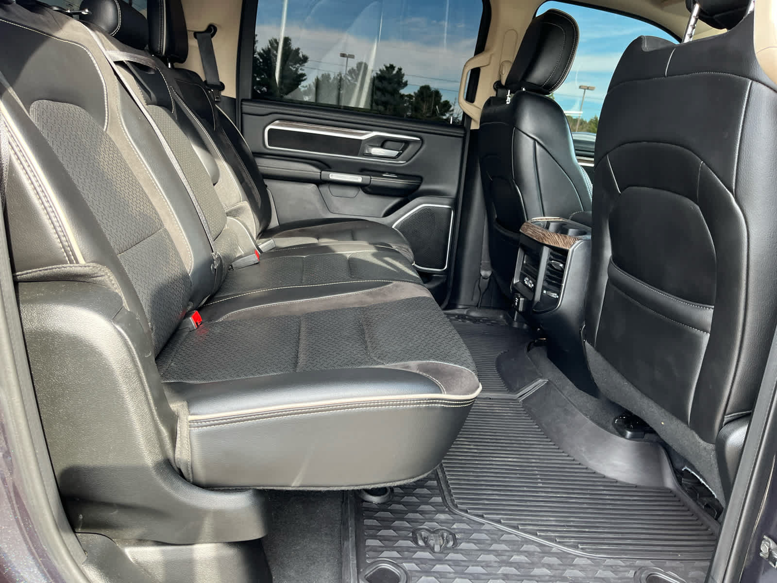 Used 2019 RAM 1500 Laramie AWD/4WD image 29