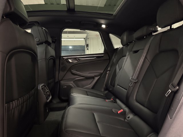 Certified 2026 Porsche Macan AWD/4WD image 33