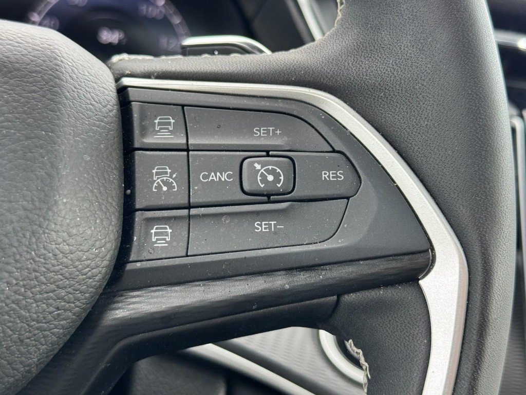 Used 2025 Jeep Grand Cherokee Altitude AWD/4WD image 13