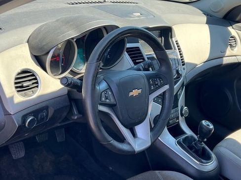 Used 2014 Chevrolet Cruze LT w/ Technology Package FWD image 3