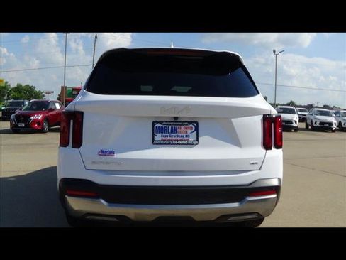 Used 2024 Kia Sorento S image 8