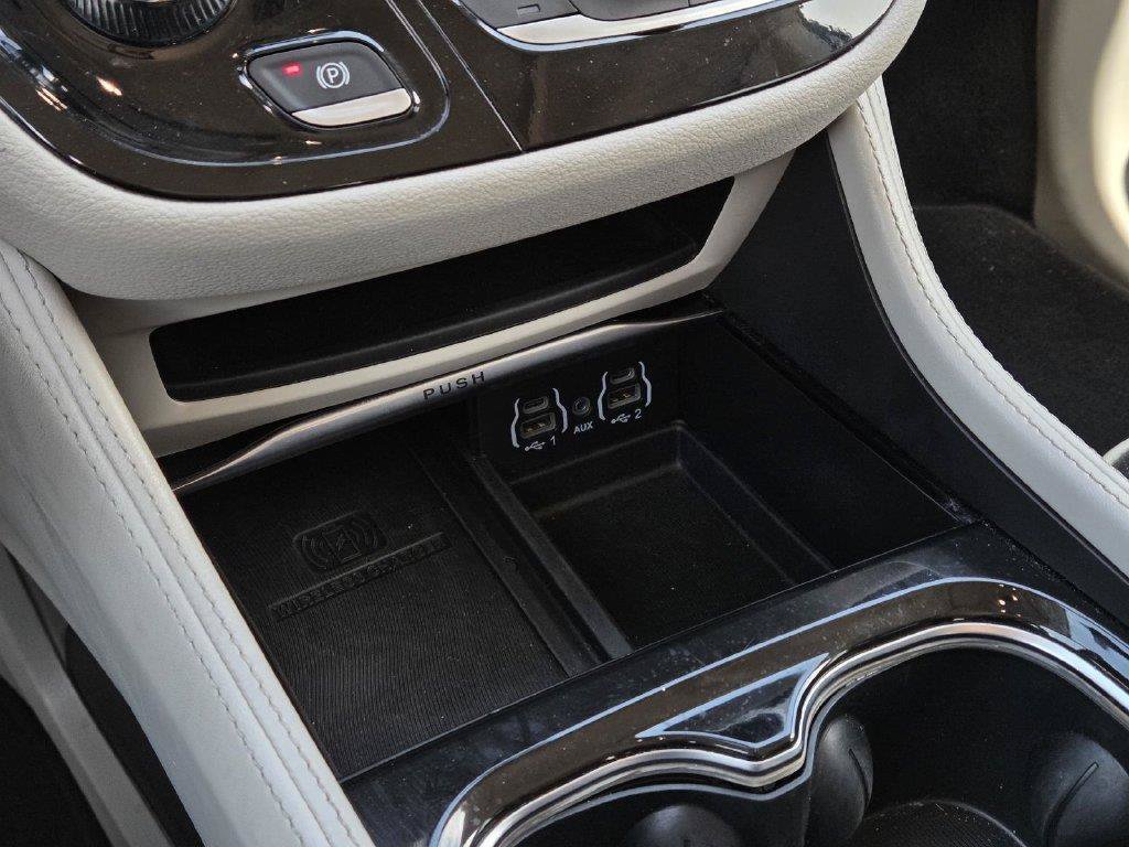 Used 2023 Chrysler Pacifica Limited FWD image 23