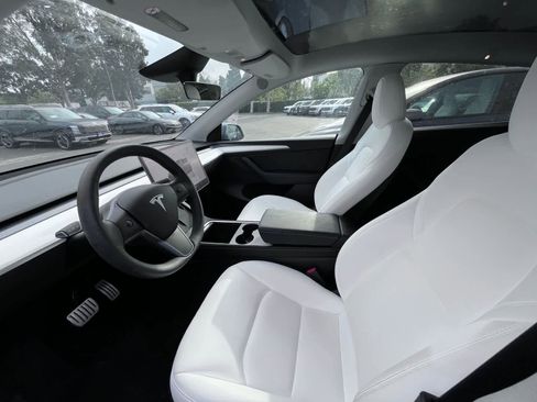 Used 2025 Tesla Model Y Performance image 6