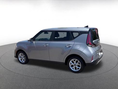 Used 2025 Kia Soul LX w/ LX Technology Package FWD image 10