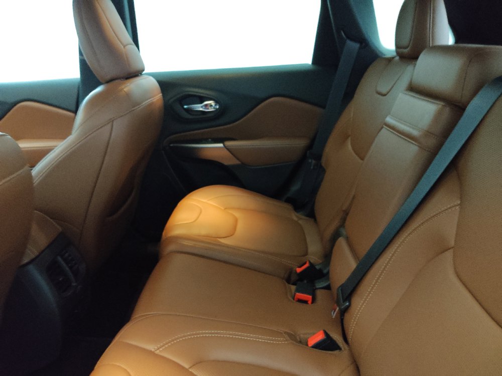 Used 2019 Jeep Cherokee Overland w/ Technology Group AWD/4WD image 18