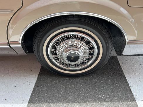 Used 1989 Lincoln Town Car Signature image 16