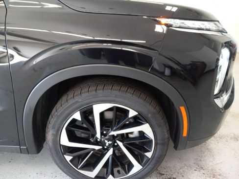 Used 2024 Mitsubishi Outlander SE FWD image 3