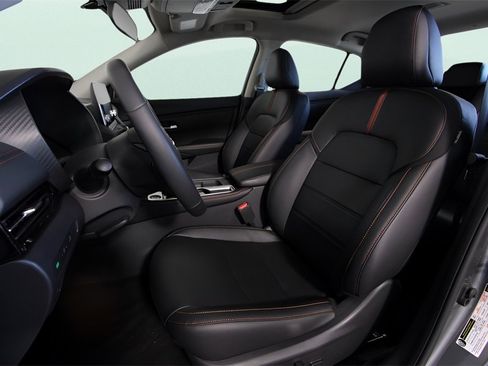 Used 2025 Nissan Sentra SR w/ SR Premium Package image 15