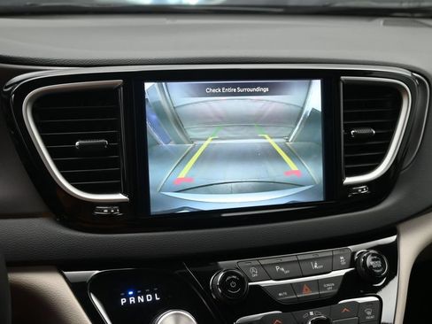 Used 2023 Chrysler Pacifica Touring-L FWD image 14