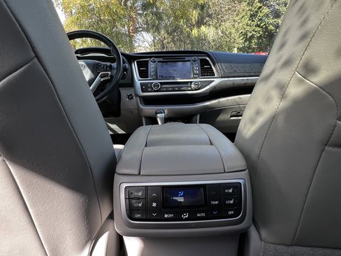 Used 2019 Toyota Highlander Limited Platinum image 38