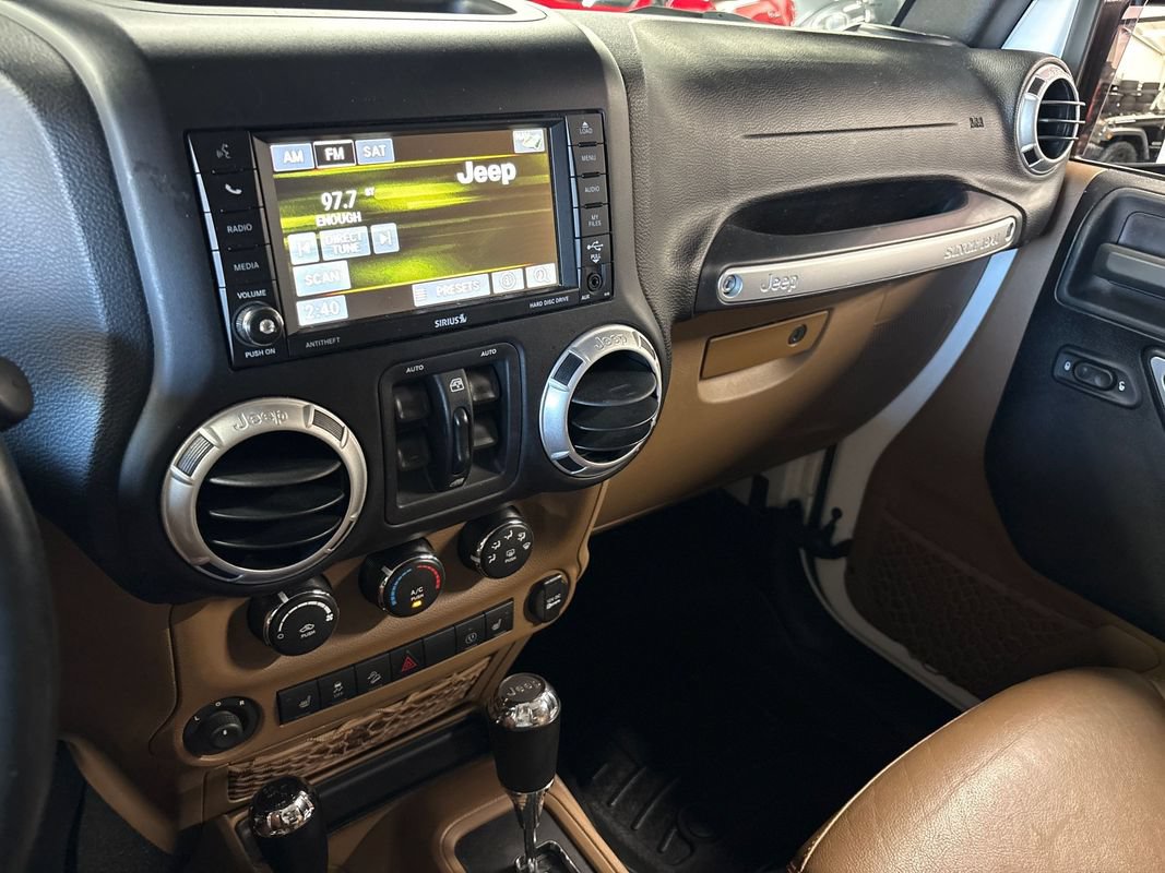Used 2015 Jeep Wrangler Unlimited Sahara w/ Connectivity Group AWD/4WD image 43
