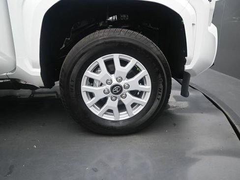 Used 2025 Toyota Tacoma SR5 AWD/4WD image 15