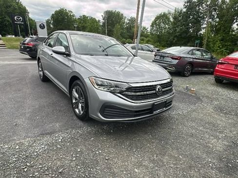 Used 2023 Volkswagen Jetta SE w/ Panoramic Sunroof Package FWD image 3
