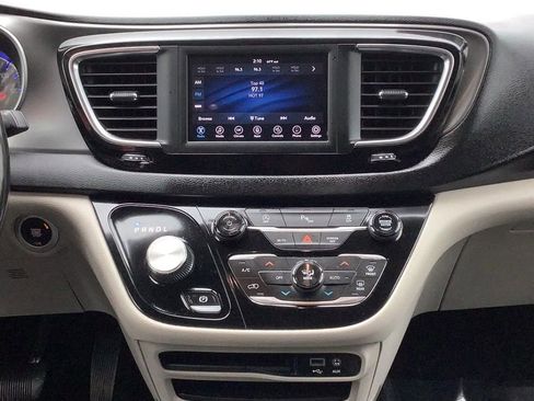 Used 2020 Chrysler Pacifica Touring-L image 22