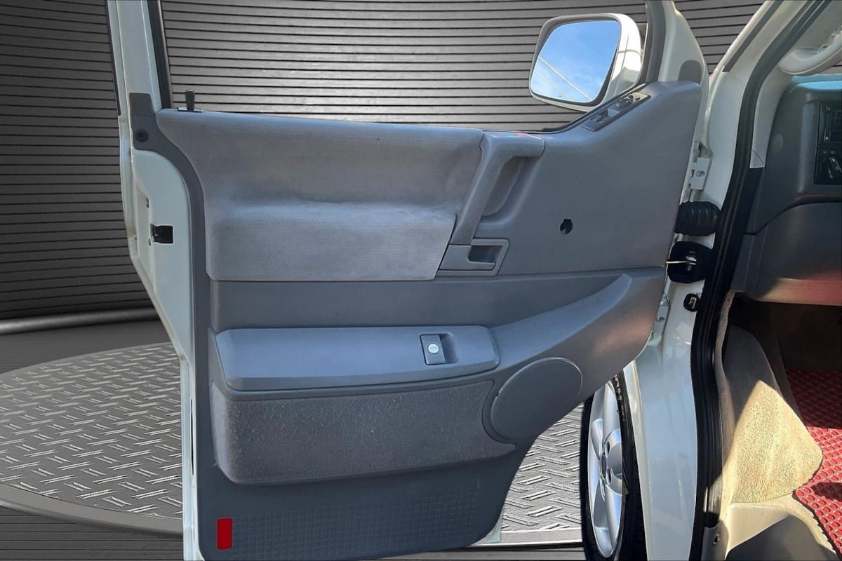 Used 2002 Volkswagen Eurovan MV FWD image 18