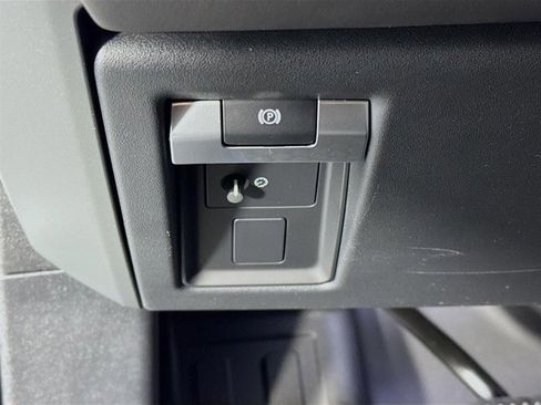 Used 2026 Land Rover Defender 110 X-Dynamic SE image 10