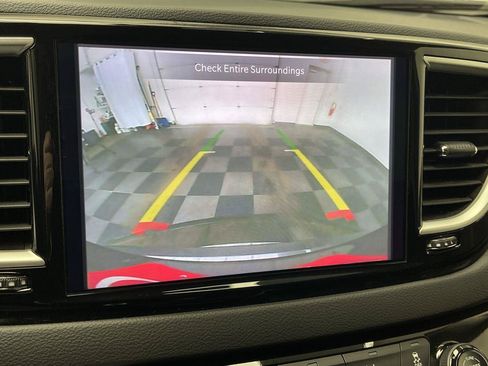 Used 2023 Chrysler Pacifica Touring-L FWD image 5