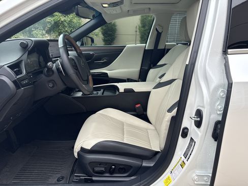 Used 2024 Lexus ES 300h w/ Accessory Package (Z2) FWD image 16