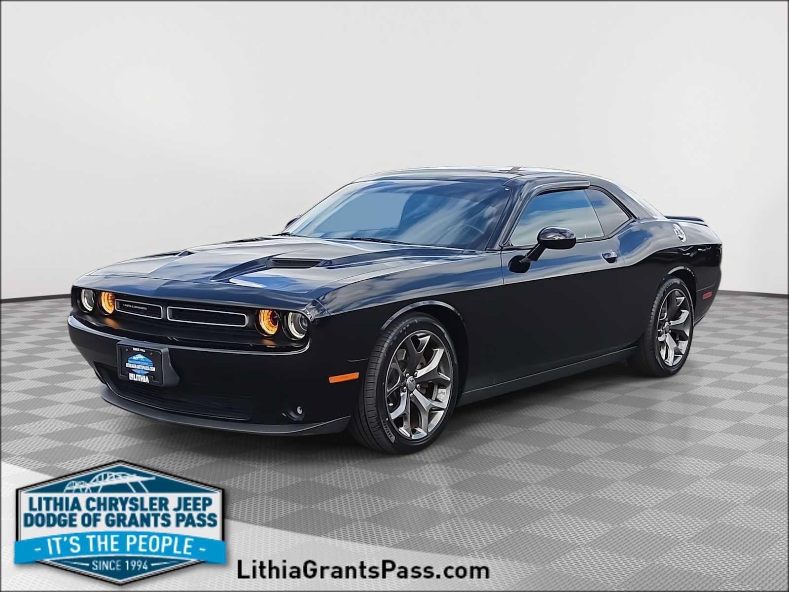 Used 2015 Dodge Challenger SXT w/ Sound Group RWD image 1