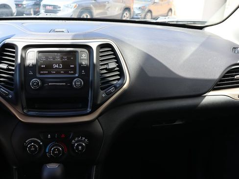 Used 2018 Jeep Cherokee Latitude FWD image 44