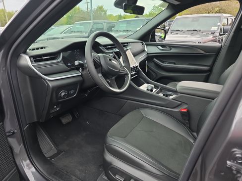 New 2025 Jeep Grand Cherokee L Altitude image 3