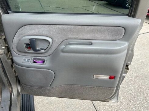 Used 1999 Chevrolet Suburban 4WD w/ Preferred Equipment Group 2 image 17