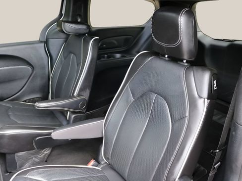 Used 2026 Chrysler Pacifica Limited FWD image 16