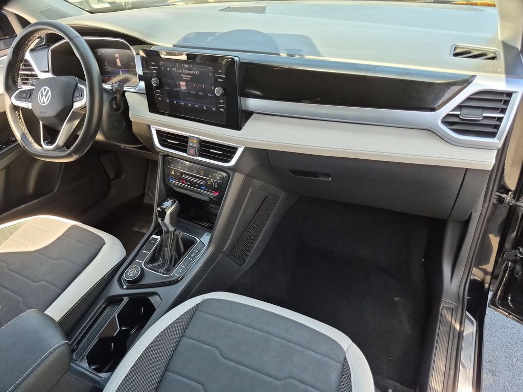 Used 2025 Volkswagen Taos SE AWD/4WD image 32