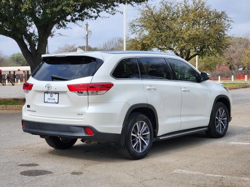 Used 2017 Toyota Highlander XLE image 5