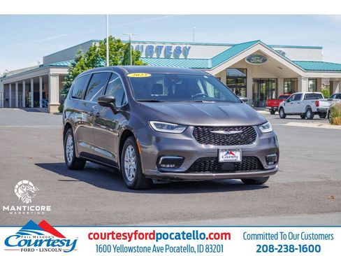 Used 2023 Chrysler Pacifica Touring-L FWD image 1