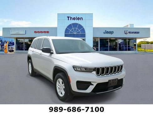 Used 2023 Jeep Grand Cherokee Laredo image 1